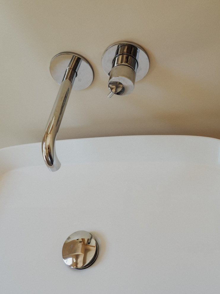 Modelo de cuarto de baño retro pequeño con paredes beige y suelo de madera en tonos medios
