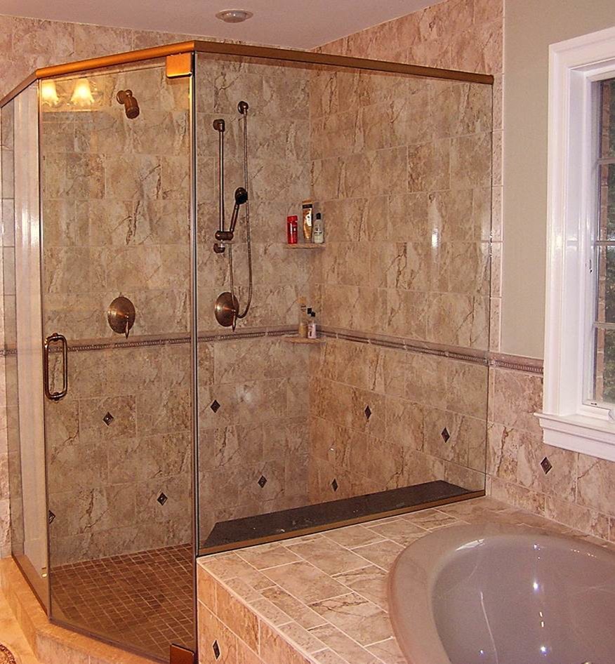 Immagine di una stanza da bagno padronale minimal con ante a filo, ante in legno chiaro, piastrelle nere e piastrelle in ceramica
