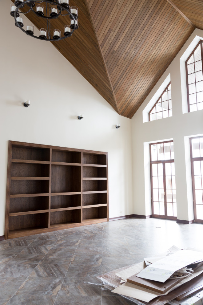 Встроенный открытый шкаф в каминной из дуба в масле