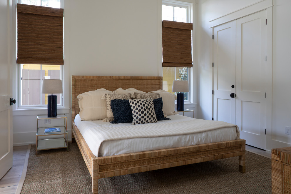 Foto de dormitorio principal tradicional renovado de tamaño medio con paredes blancas, suelo de madera clara, todas las chimeneas, marco de chimenea de yeso y suelo beige
