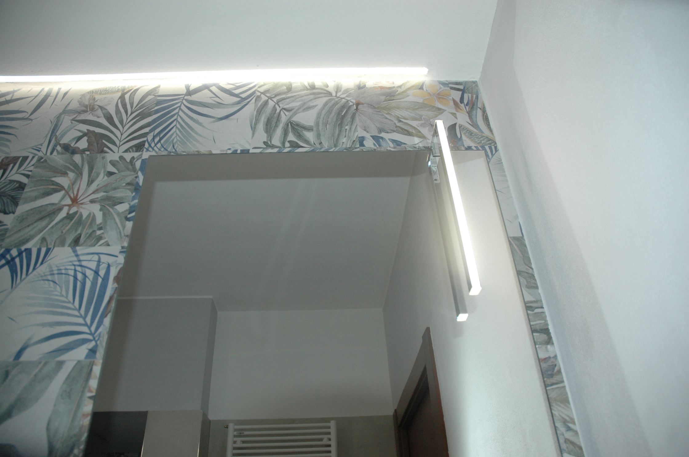 SPECCHIO A FILO E ILLUMINAZIONE