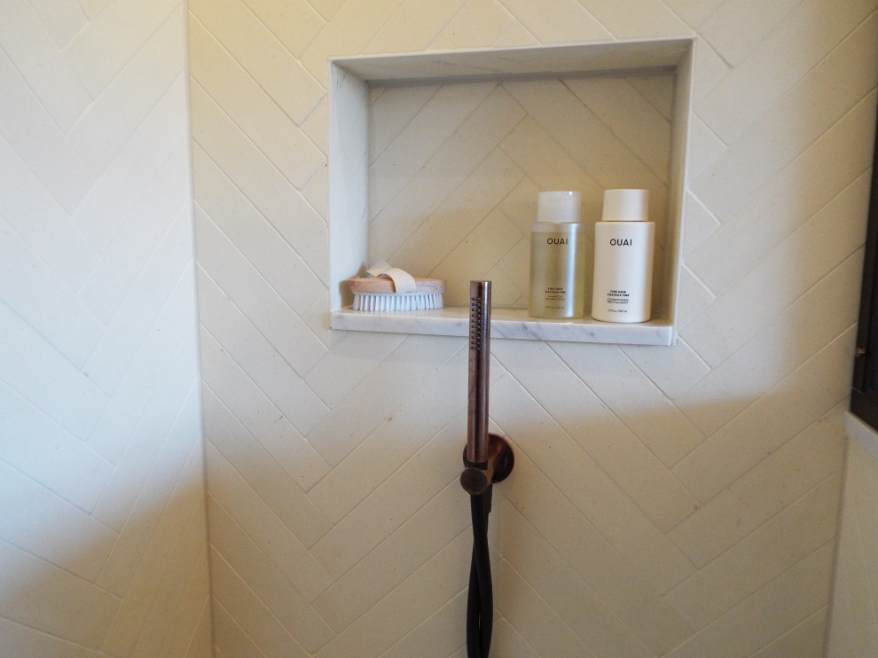 Family Bathroom N1