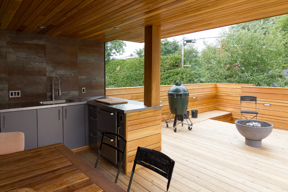 Photo of a mid-sized contemporary deck in Ottawa.