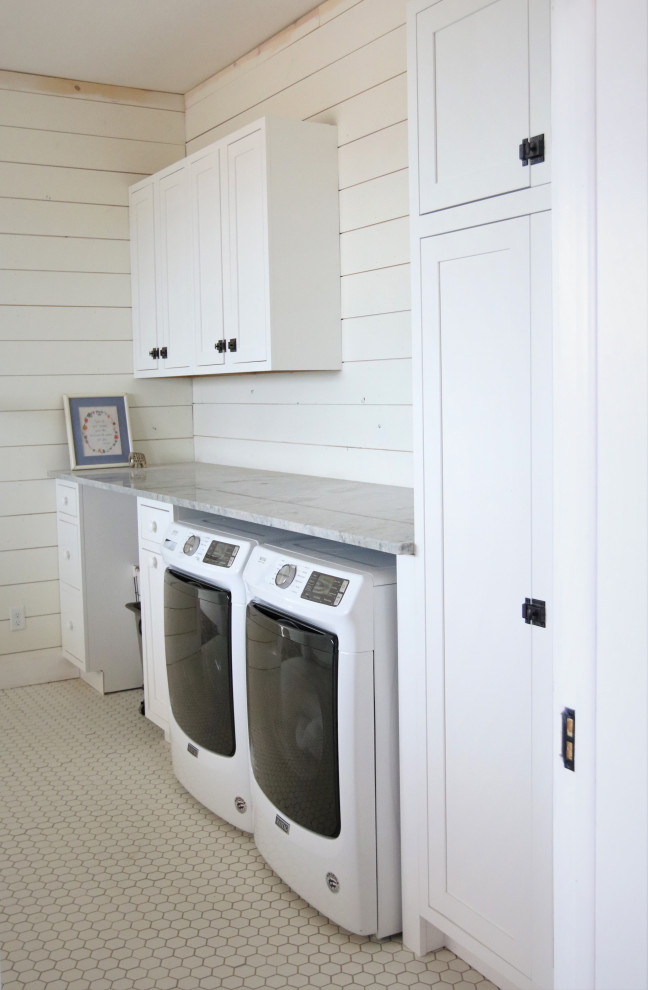Foto de lavadero campestre con armarios estilo shaker, puertas de armario blancas y encimera de mármol