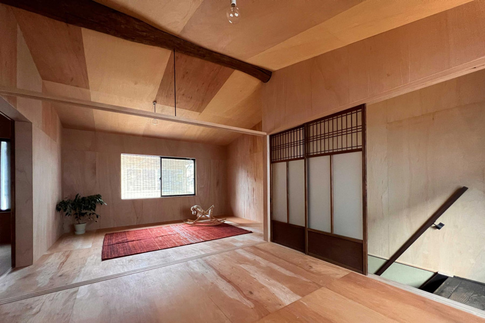 Kleines Kinderzimmer mit Schlafplatz, brauner Wandfarbe, braunem Boden, eingelassener Decke und Holzwänden in Kyoto