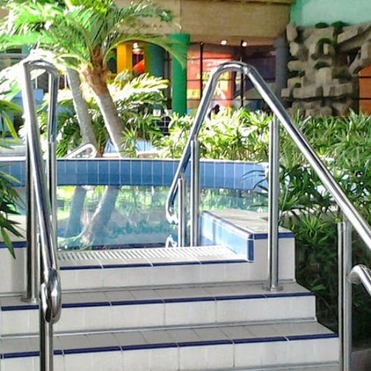 Перила из нержавейки в аквпарке.