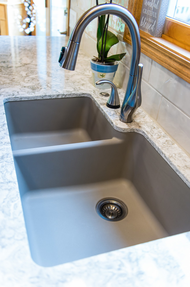 Transitional l-shaped eat-in kitchen photo