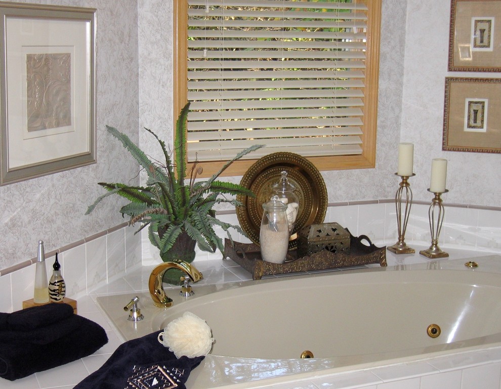Example of a transitional bathroom design in Columbus