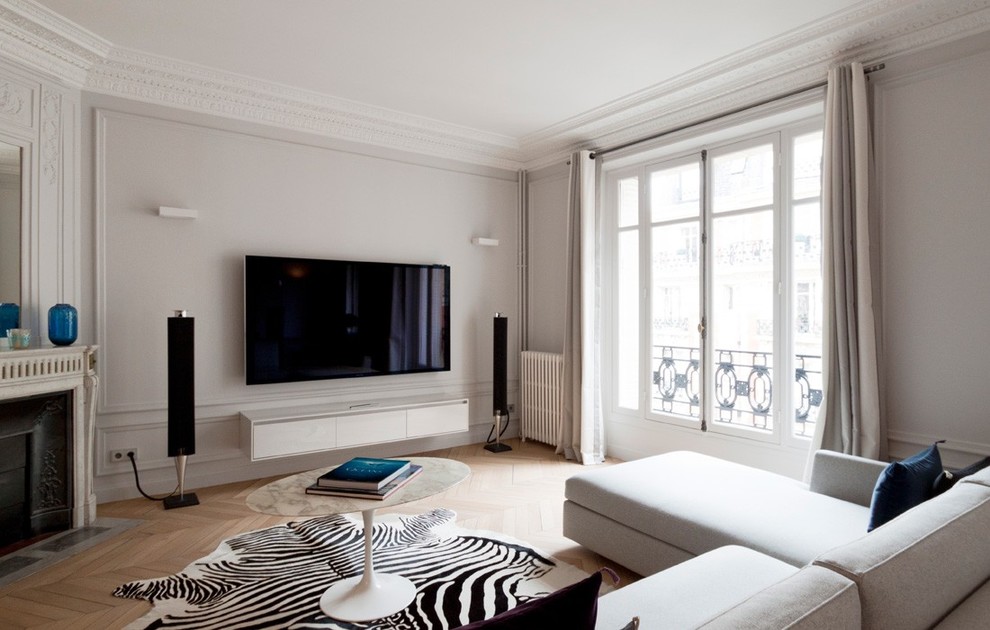 Contemporary family room in Paris.