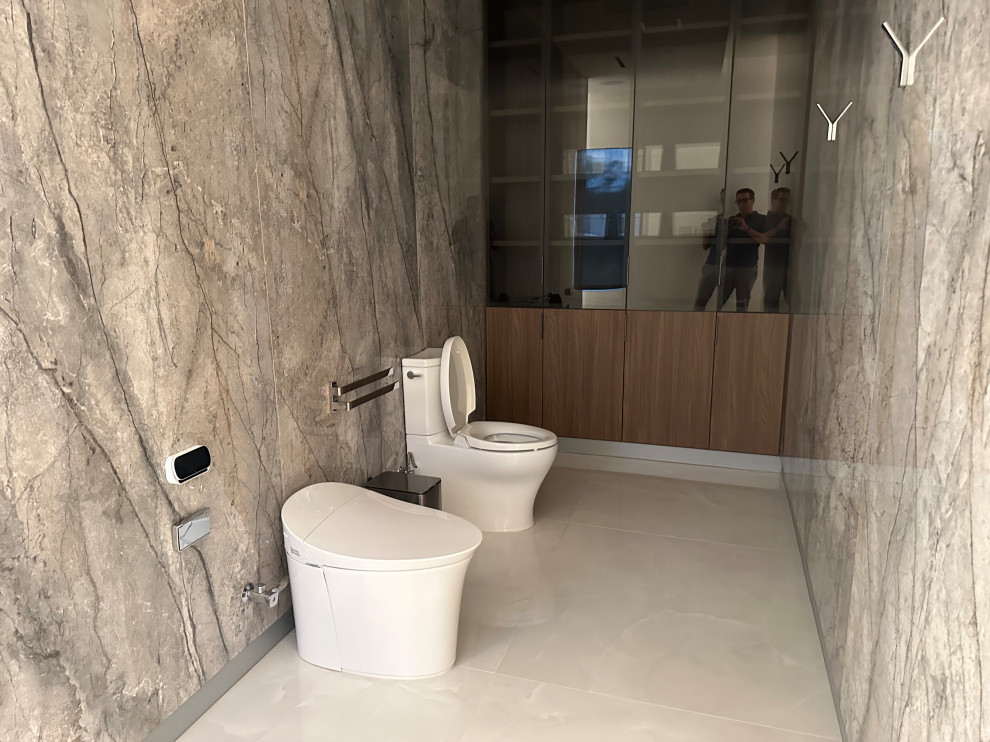 Idee per un bagno di servizio minimalista