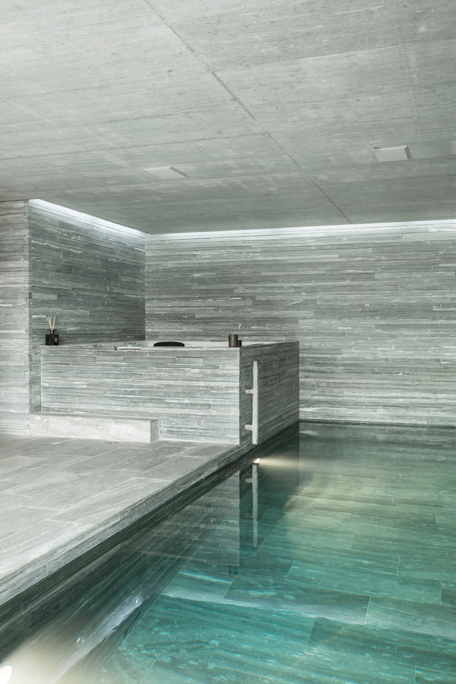 Mittelgroßer Moderner Pool in rechteckiger Form mit Natursteinplatten in Sonstige