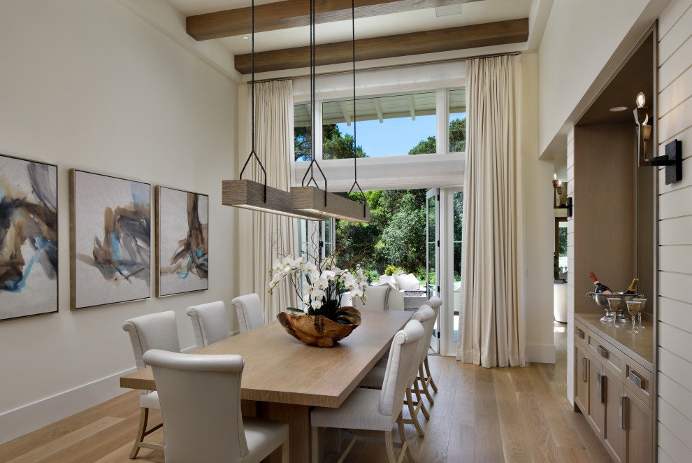 Diseño de comedor de estilo de casa de campo grande abierto con paredes blancas, suelo de madera clara, suelo marrón y vigas vistas