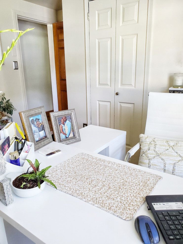 Foto de sala de manualidades romántica pequeña sin chimenea con paredes beige, moqueta, escritorio independiente y suelo beige