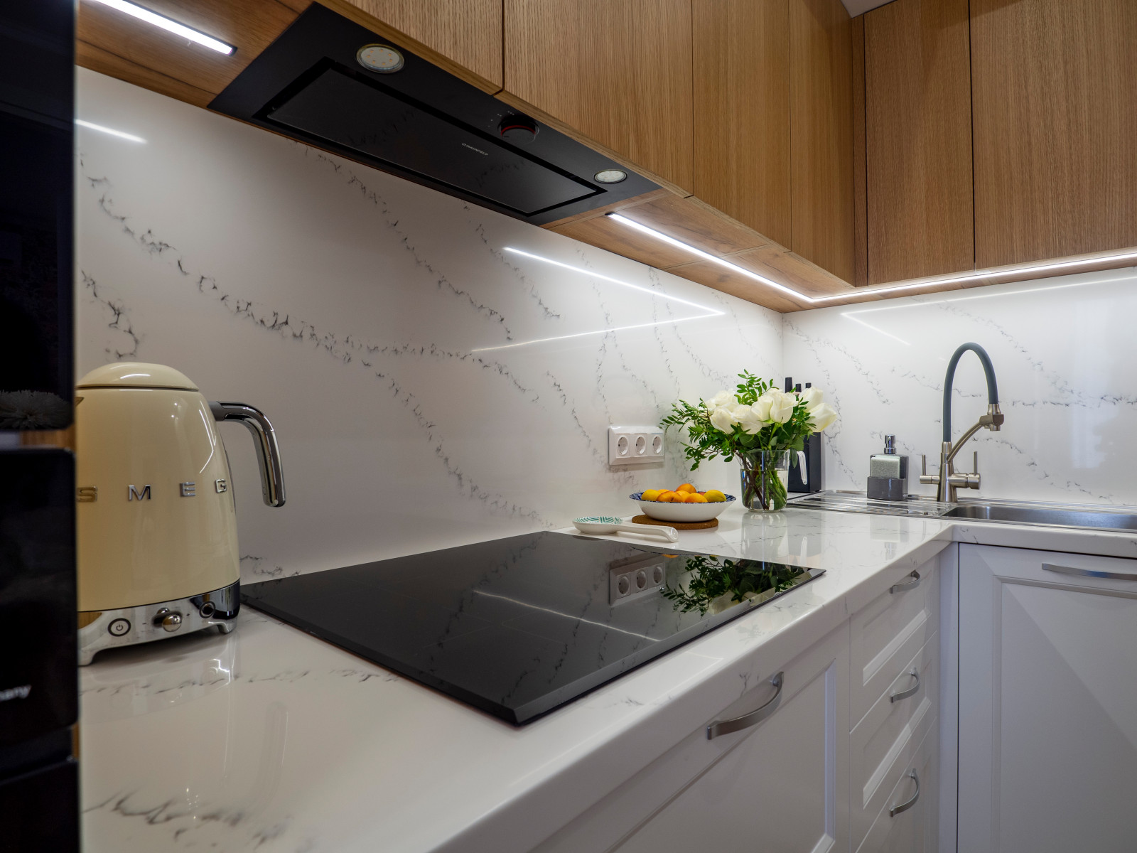 Уютная белая неоклассическая кухня с элементами под дерево