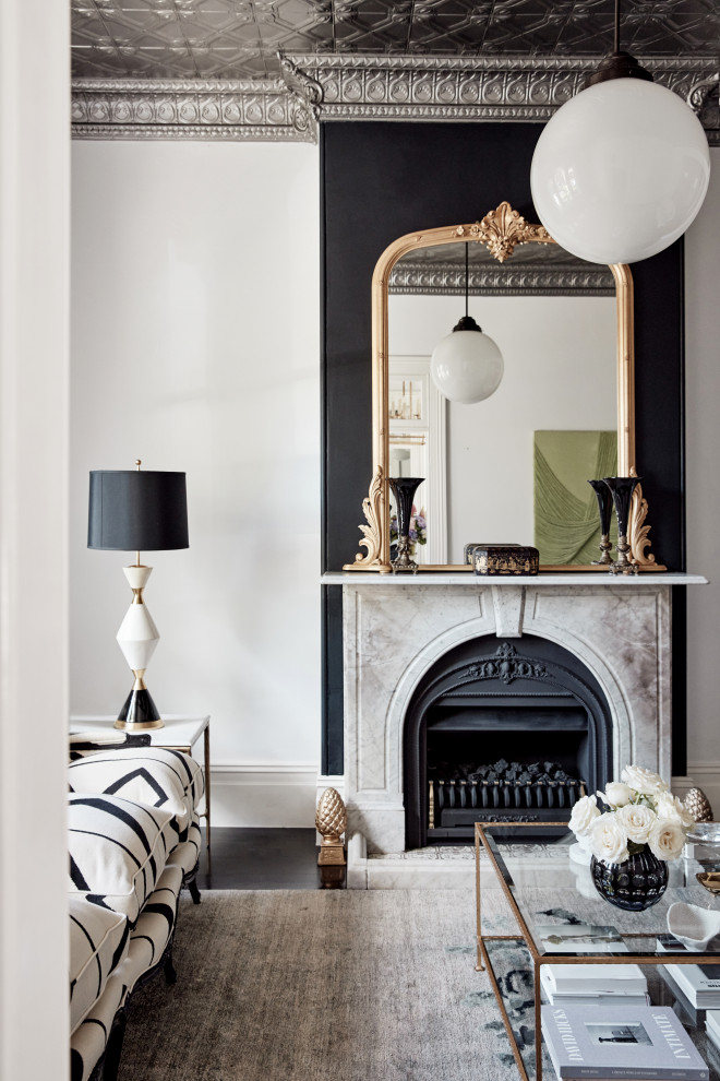 Repräsentatives, Fernseherloses, Offenes Klassisches Wohnzimmer mit weißer Wandfarbe, dunklem Holzboden, Kaminumrandung aus Stein und schwarzem Boden in Sydney