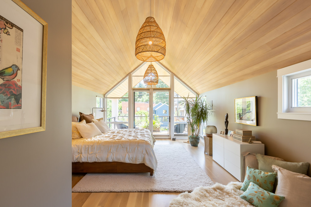 Hauptschlafzimmer mit brauner Wandfarbe, hellem Holzboden, Holzdecke und Holzdielenwänden in Denver