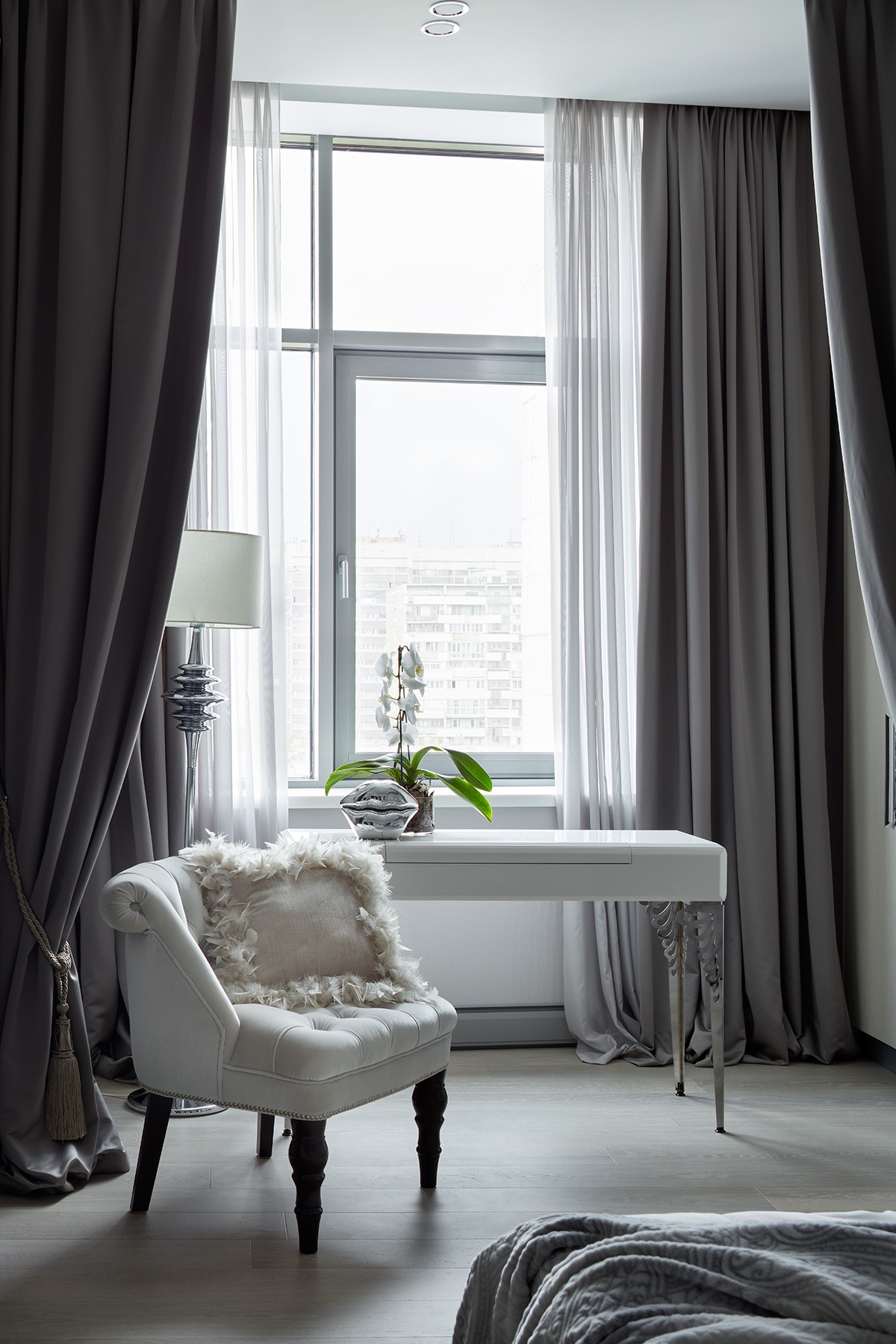 Черно-белая квартира с цветочной спальней