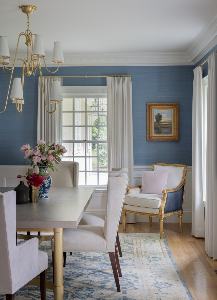 Idee per una sala da pranzo tradizionale chiusa e di medie dimensioni con pareti blu, pavimento in legno massello medio e carta da parati
