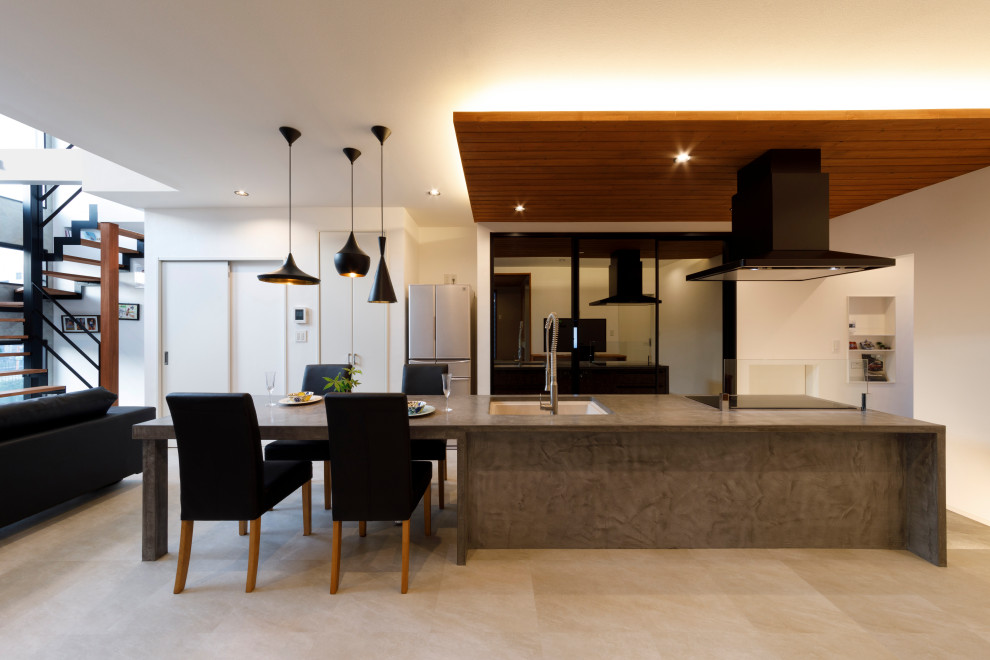 Moderne Wohnküche mit Porzellan-Bodenfliesen, beigem Boden und Holzdielendecke in Sonstige