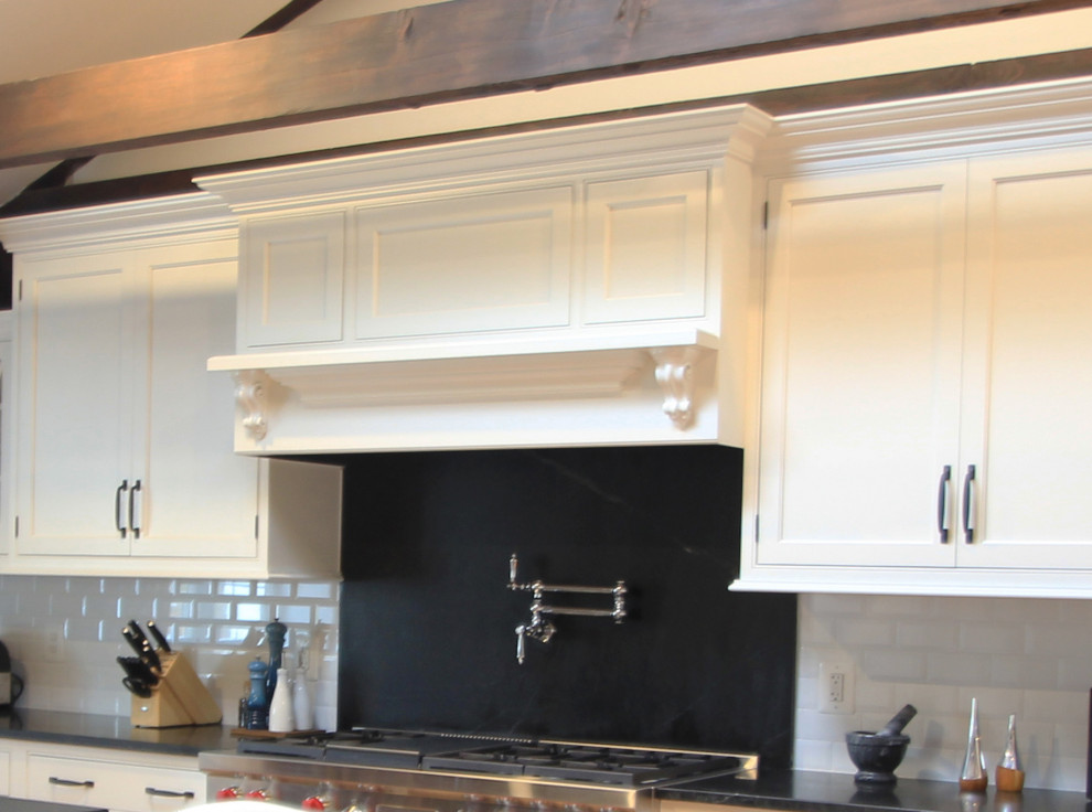 Example of a transitional home design design in DC Metro