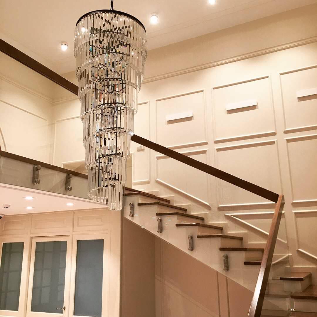 Стеклянное ограждение со ступенями и поручнем из массива