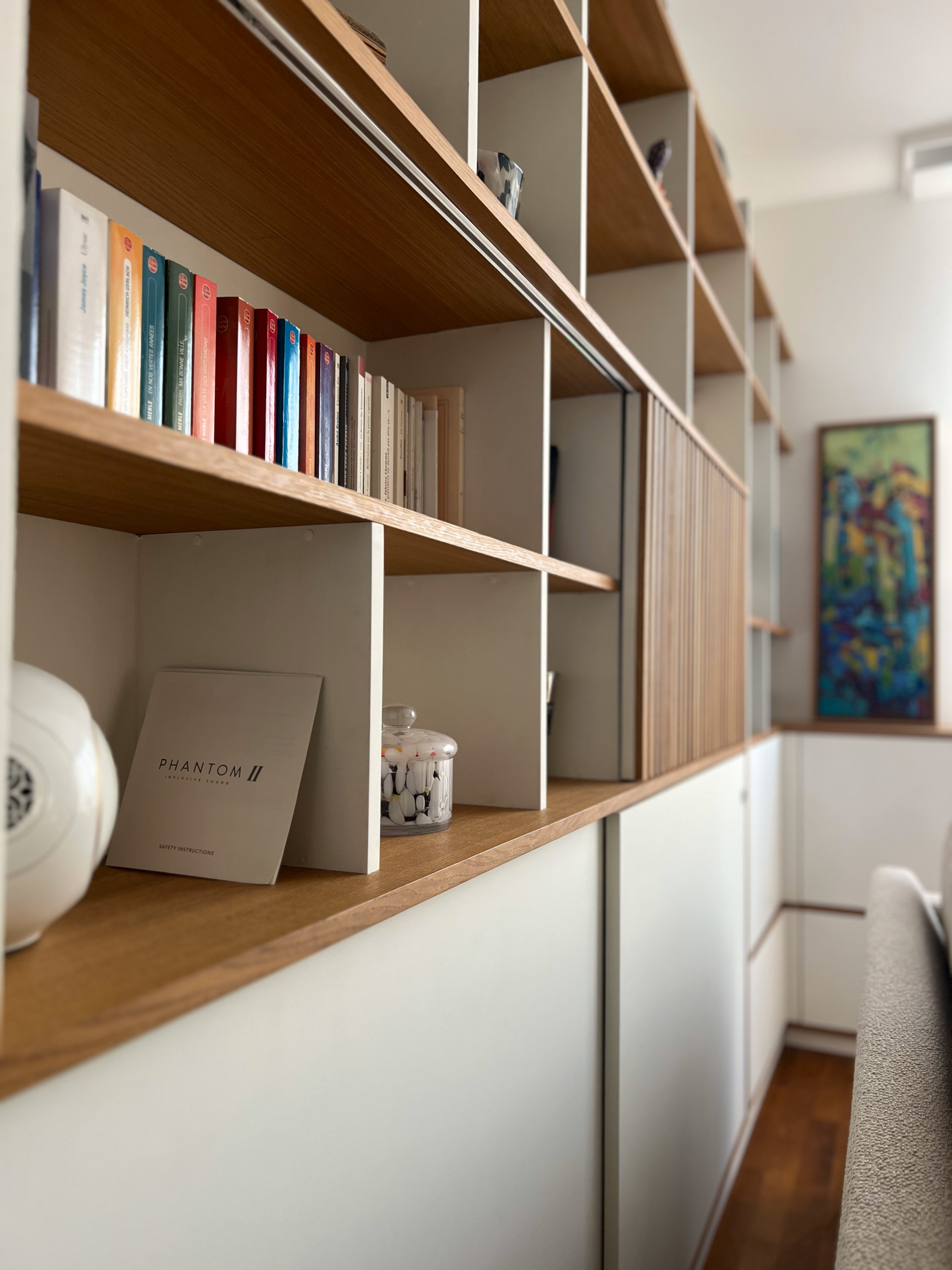 Bibliothèque-sur-mesure avec cache-tv et cache-radiateur