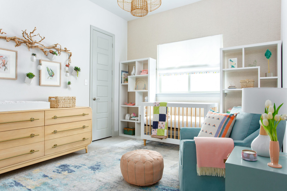 Стильный дизайн: комната для малыша среднего размера в классическом стиле с серыми стенами, ковровым покрытием, разноцветным полом и обоями на стенах для девочки - последний тренд