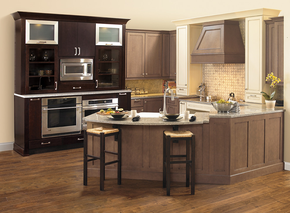 Photo of a mid-sized transitional kitchen in Orange County.