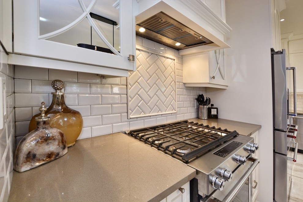 Transitional kitchen photo in Toronto