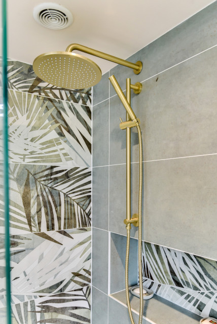 Rainforest Bathroom in Horsham, West Sussex tropisk-lille-badevaerelse
