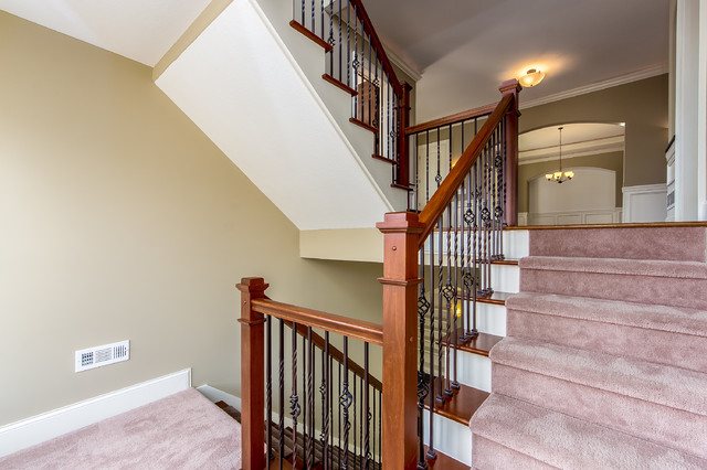 Example of a transitional home design design in Columbus