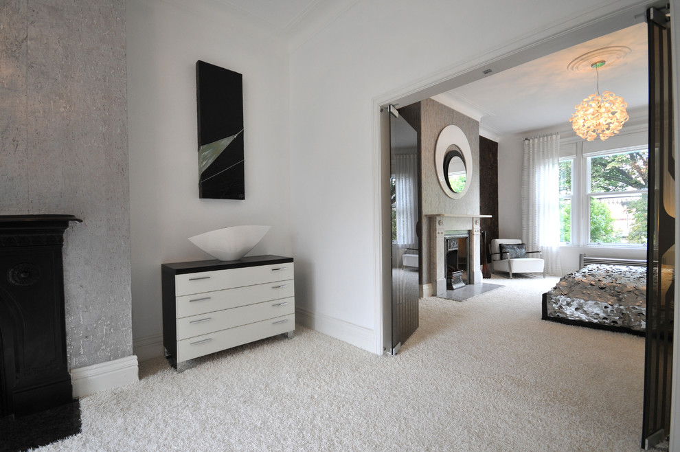Bedroom - contemporary bedroom idea in Manchester
