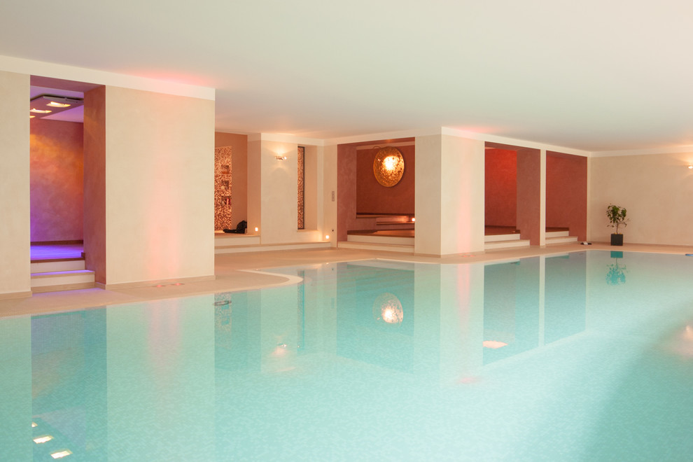 Geräumiger Moderner Indoor-Pool in individueller Form mit Stempelbeton in Düsseldorf