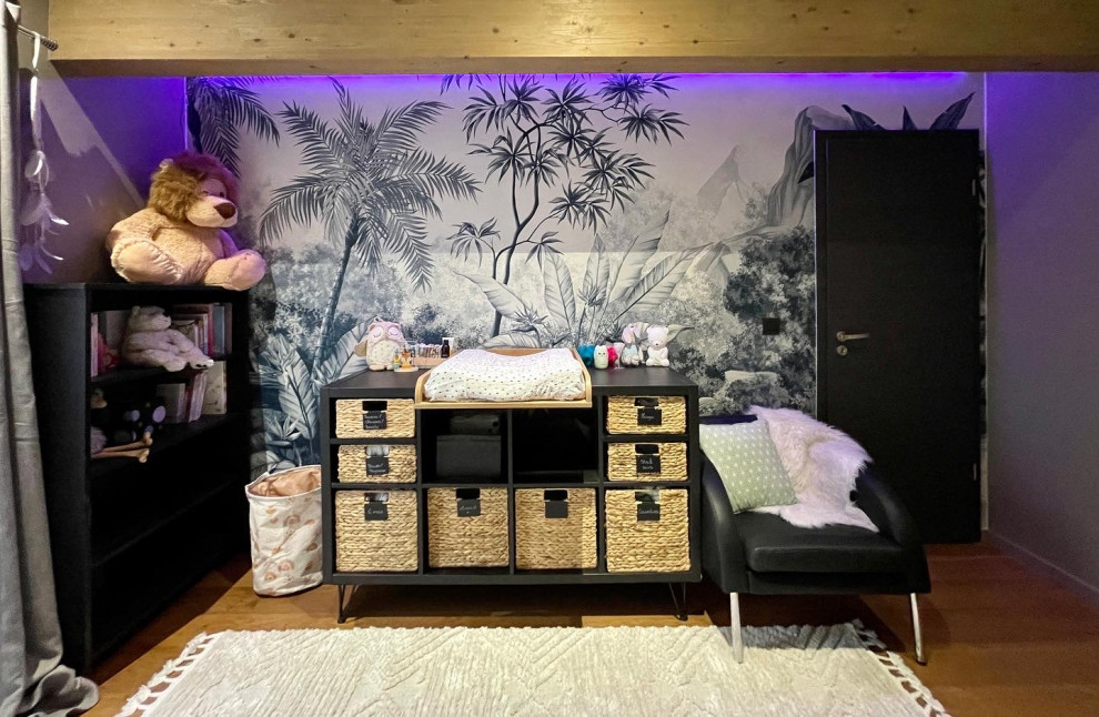 Foto di una cameretta per neonata tropicale di medie dimensioni con pareti beige, parquet scuro, pavimento marrone, soffitto in legno e carta da parati