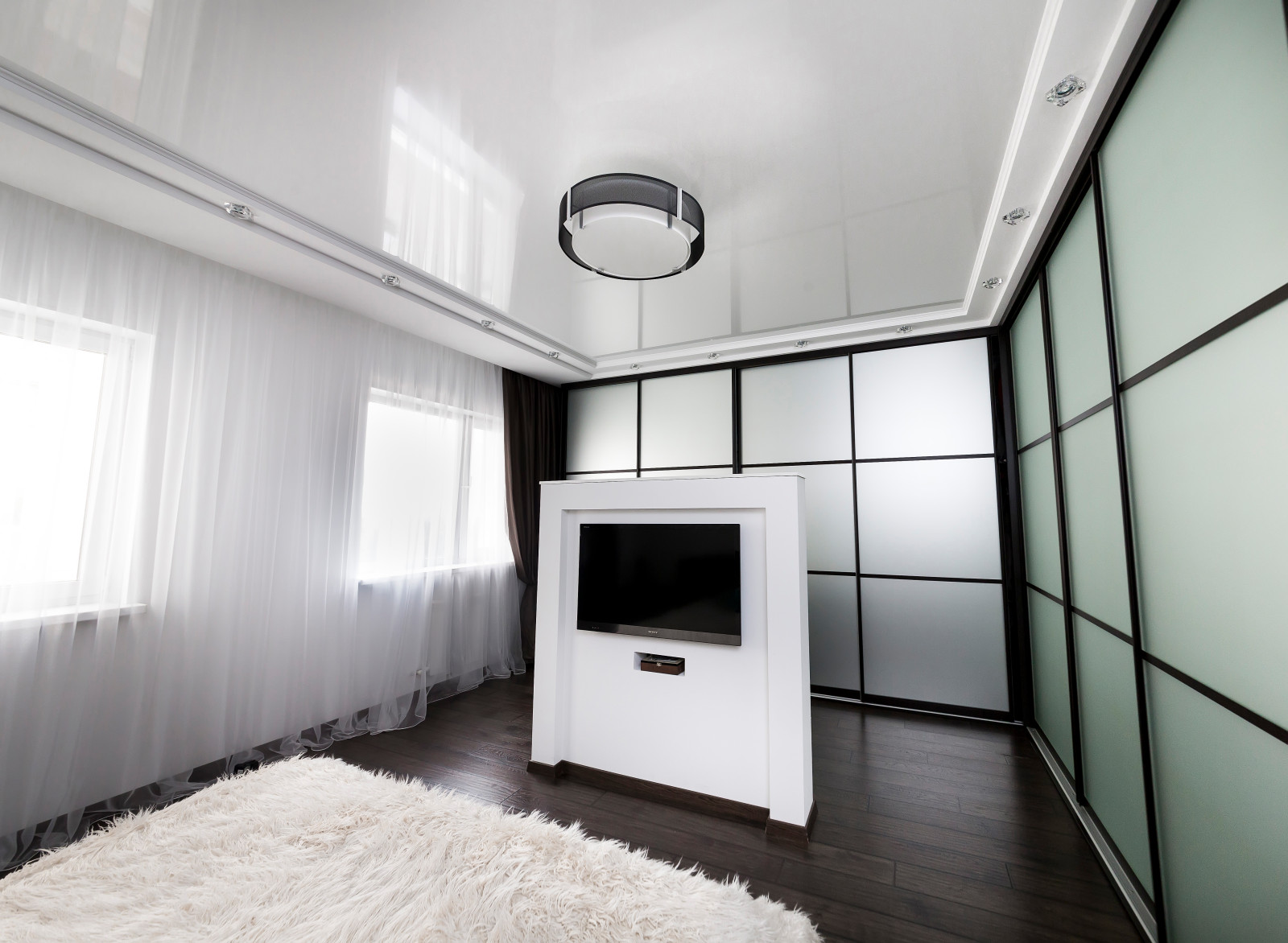 2-х комнатная квартира в черно-белых тонах с акцентами красного