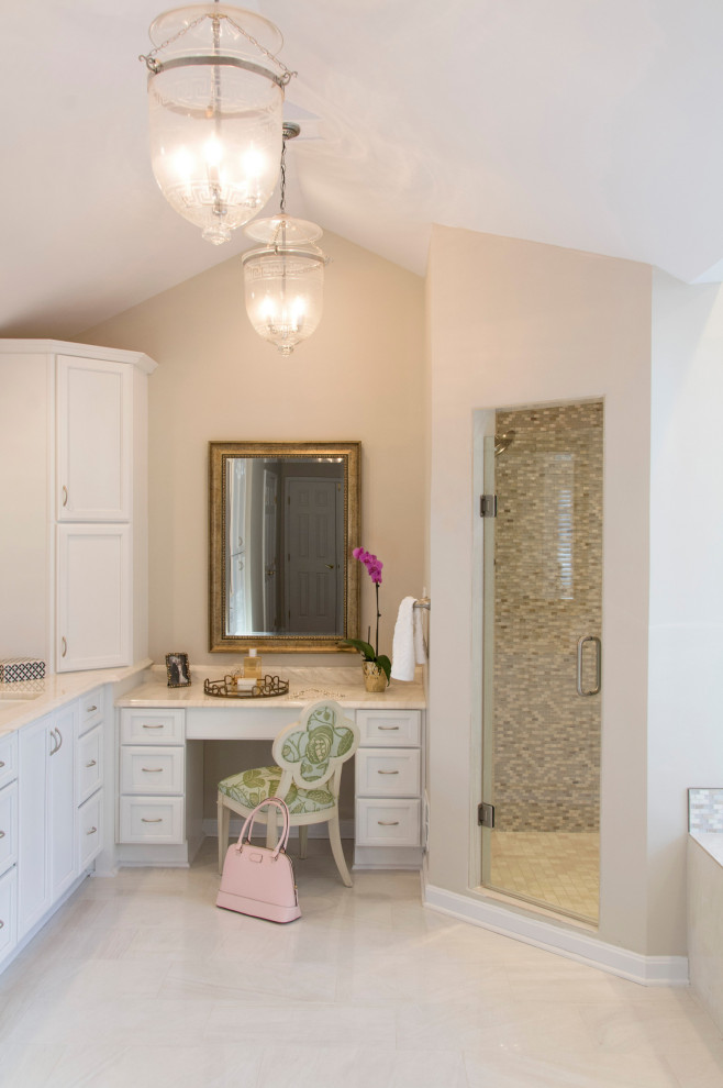 Modern inredning av ett mellanstort en-suite badrum, med ett hörnbadkar och ett undermonterad handfat
