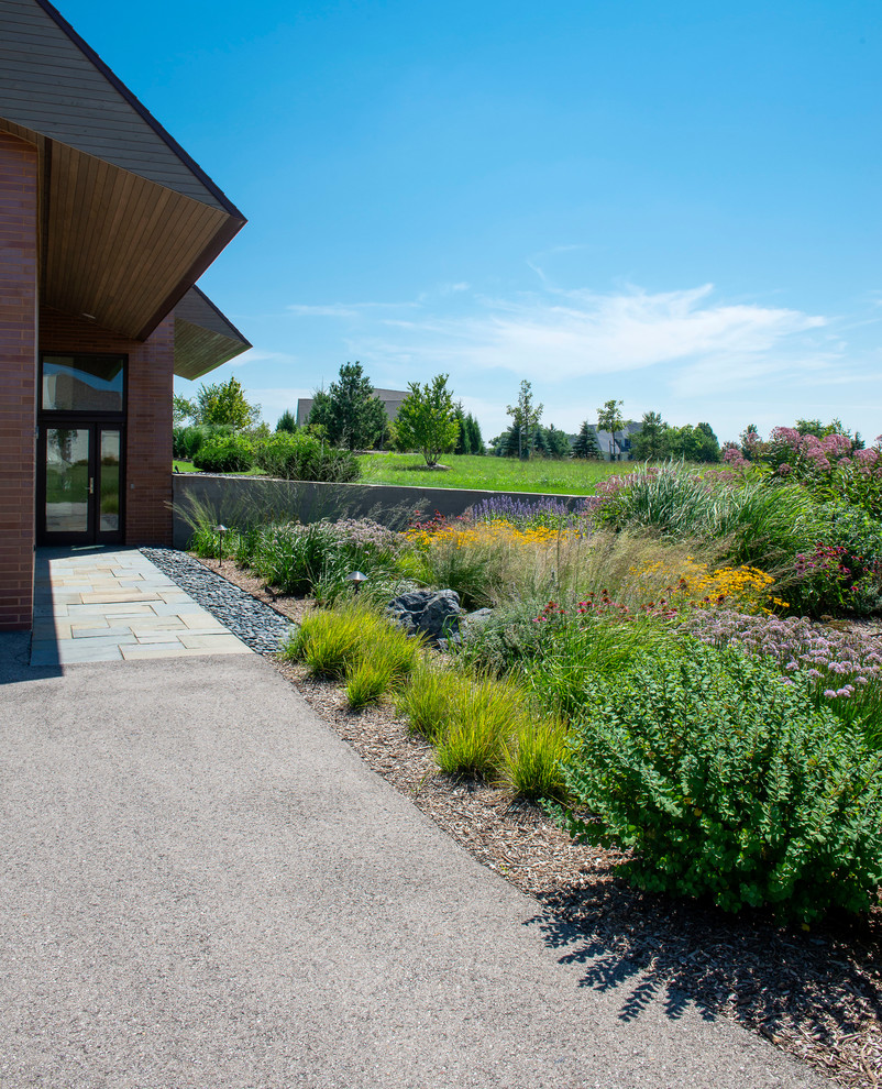 Photo of a large contemporary garden in Milwaukee.