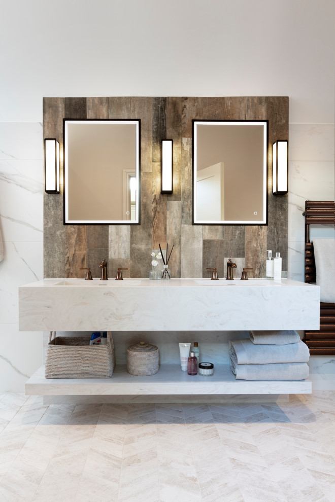 Стильный дизайн: большая ванная комната в современном стиле с белыми стенами, полом из керамической плитки и белым полом - последний тренд