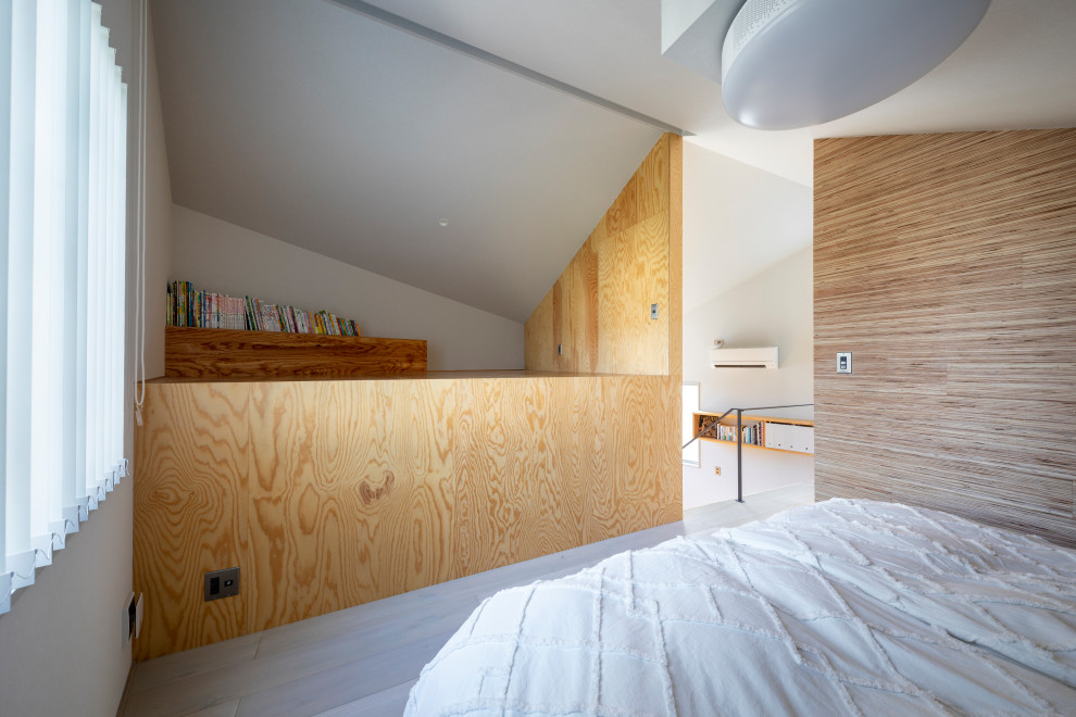 Imagen de dormitorio gris nórdico de tamaño medio con machihembrado