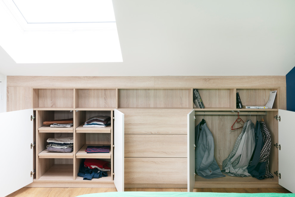 Foto de armario unisex contemporáneo grande con suelo laminado, suelo marrón, armarios con paneles lisos y puertas de armario blancas