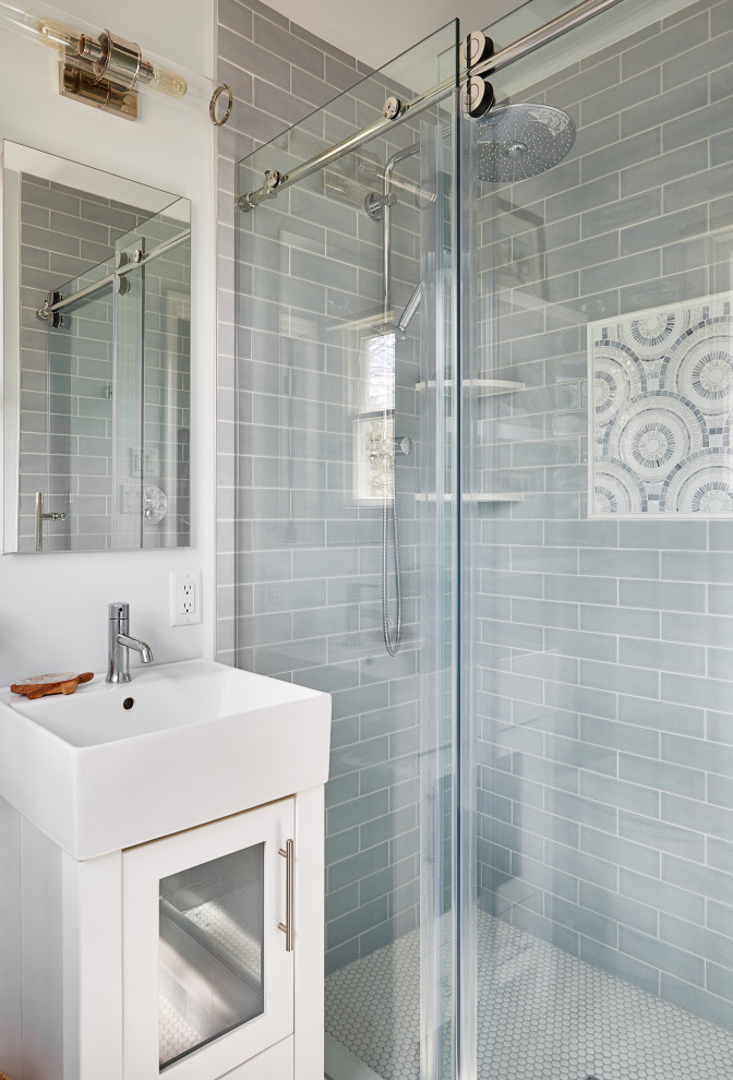 Diseño de cuarto de baño principal y único costero pequeño con puertas de armario blancas, baldosas y/o azulejos azules, paredes blancas y ducha con puerta corredera