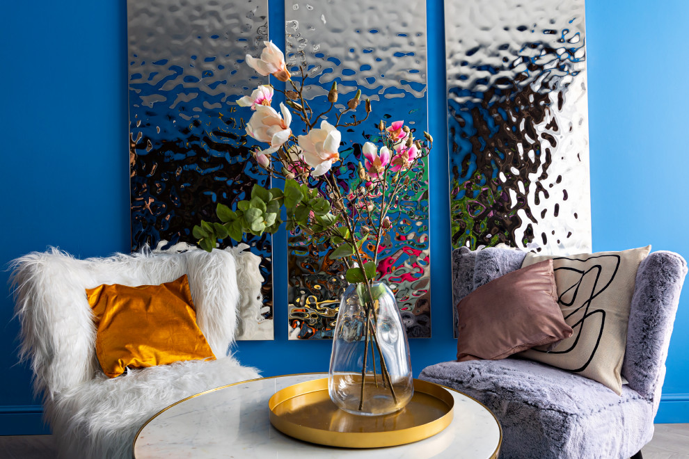 Diseño de salón cerrado minimalista pequeño con paredes azules, suelo laminado y suelo beige