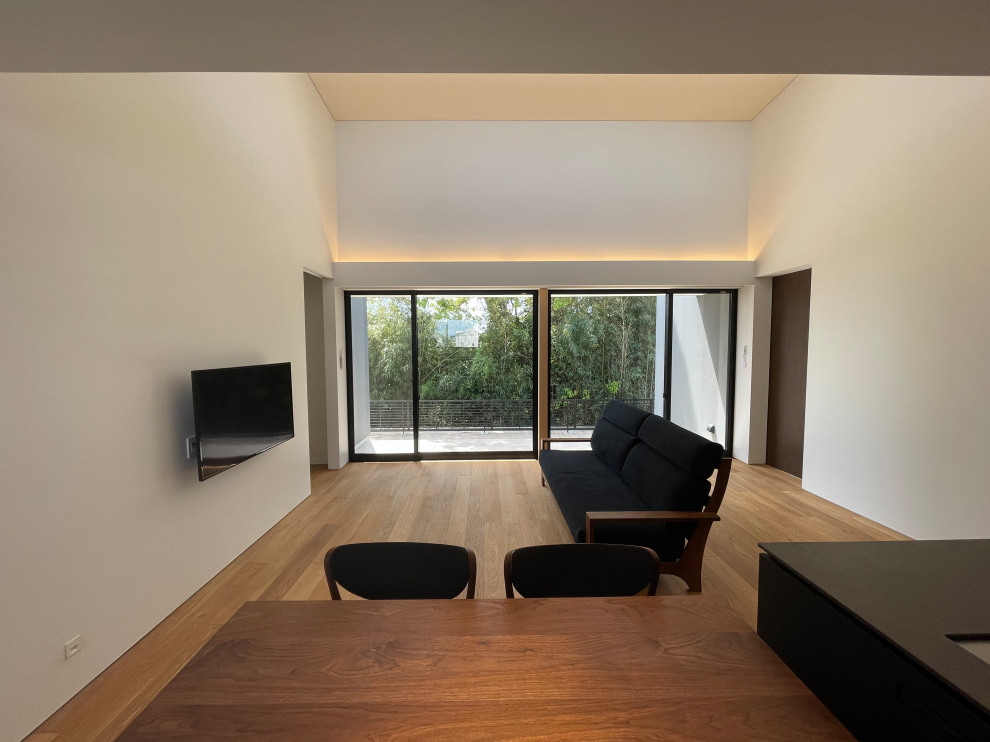 Cette photo montre un salon moderne de taille moyenne et ouvert avec un mur marron, un sol de tatami, aucun téléviseur, un sol beige et un plafond en bois.