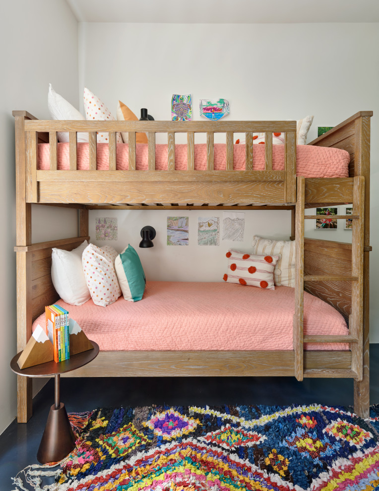 Imagen de dormitorio infantil actual con paredes blancas, suelo azul y suelo de cemento