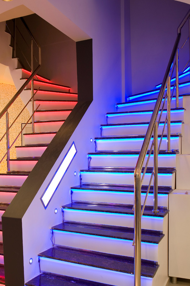 На фото: лестница среднего размера в современном стиле