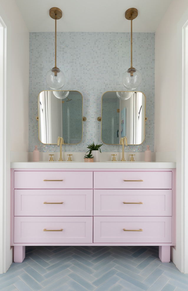 Стильный дизайн: детская ванная комната среднего размера в современном стиле с фасадами в стиле шейкер, коричневыми фасадами, накладной ванной, душем над ванной, унитазом-моноблоком, разноцветной плиткой, плиткой мозаикой, розовыми стенами, полом из керамической плитки, накладной раковиной, столешницей из искусственного кварца, синим полом, открытым душем, белой столешницей, тумбой под две раковины и встроенной тумбой - последний тренд