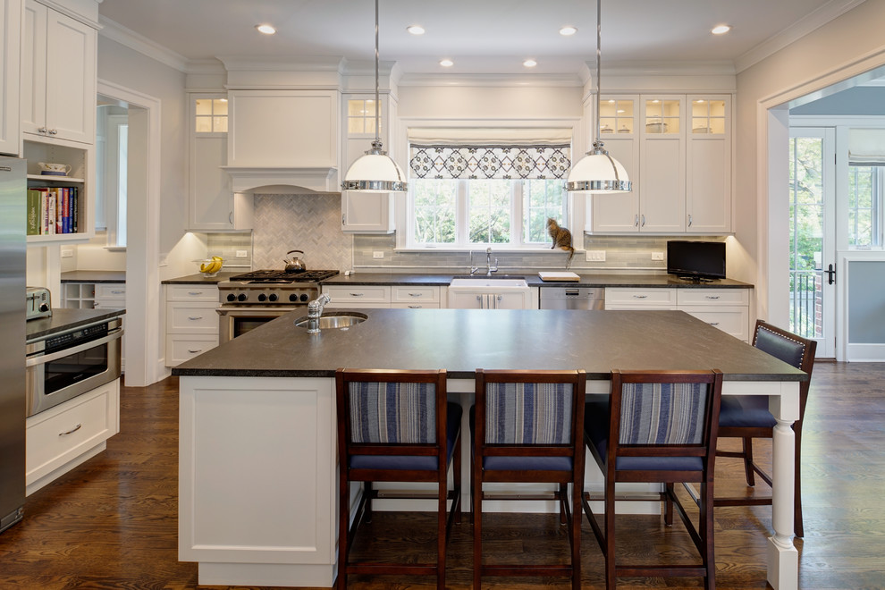 Example of a transitional kitchen design in Chicago