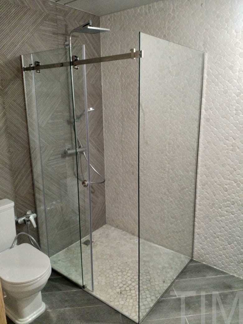 Раздвижной уголок в душевой из закаленного стекла