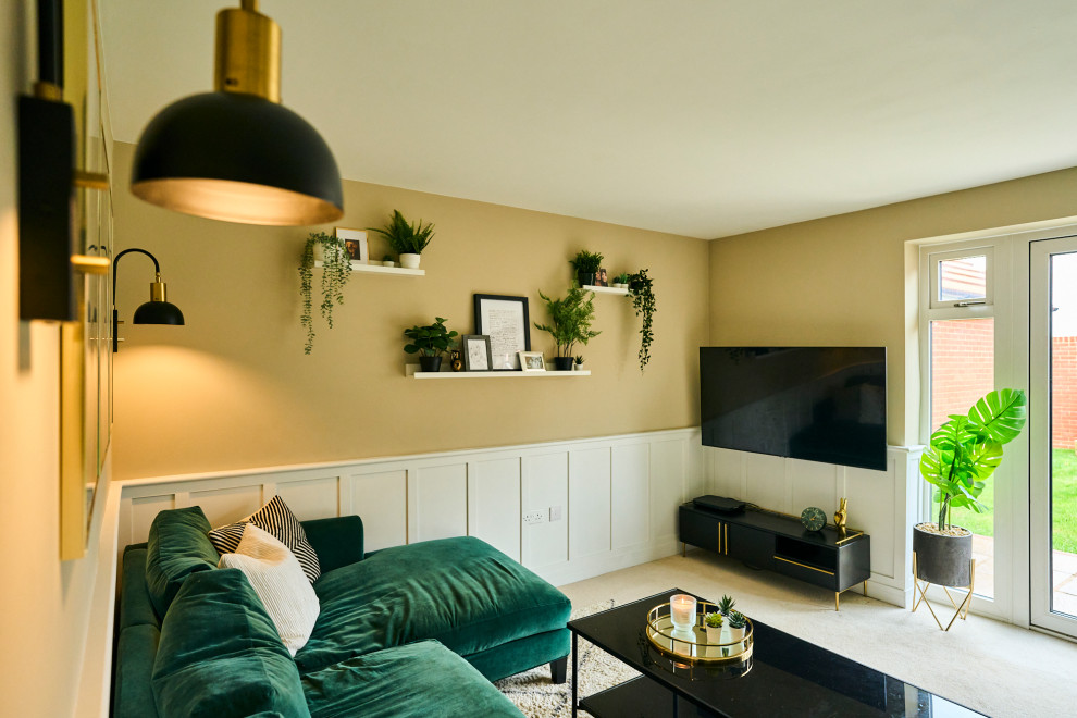 Esempio di un soggiorno di medie dimensioni e aperto con sala formale, pareti beige, moquette, TV a parete, pavimento beige e pannellatura