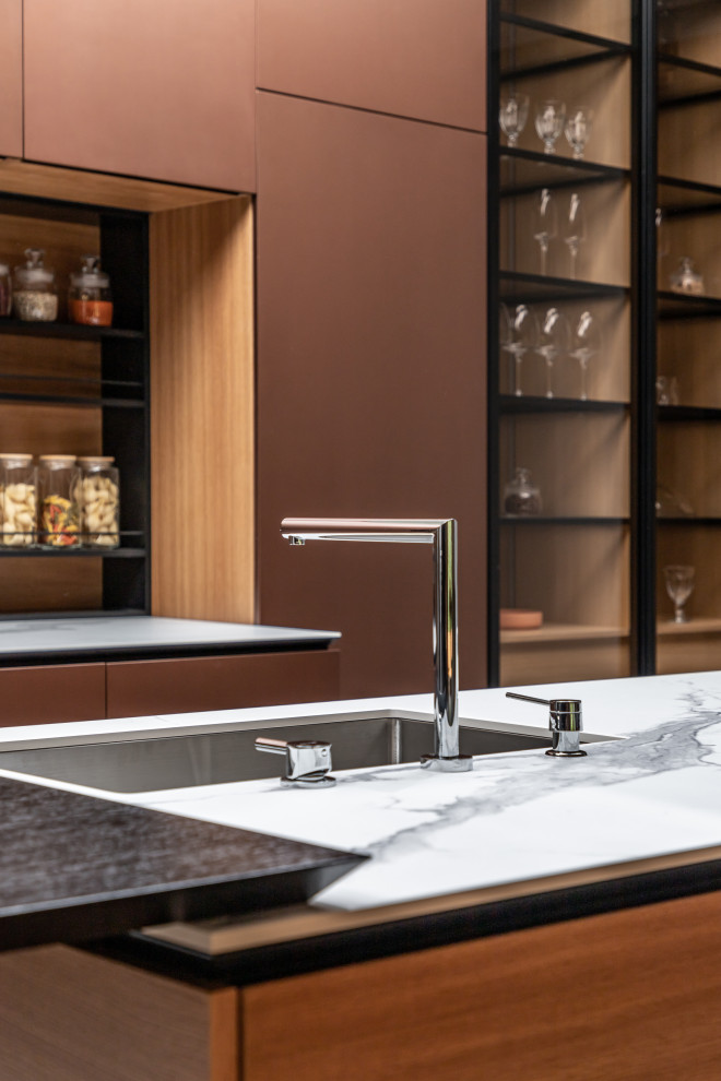 Кухня с медными фасадами